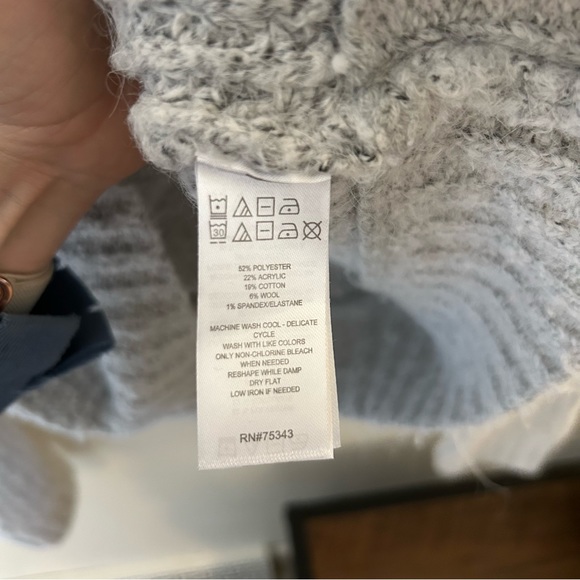 Jessica Simpson sweater - Picture 3 of 5